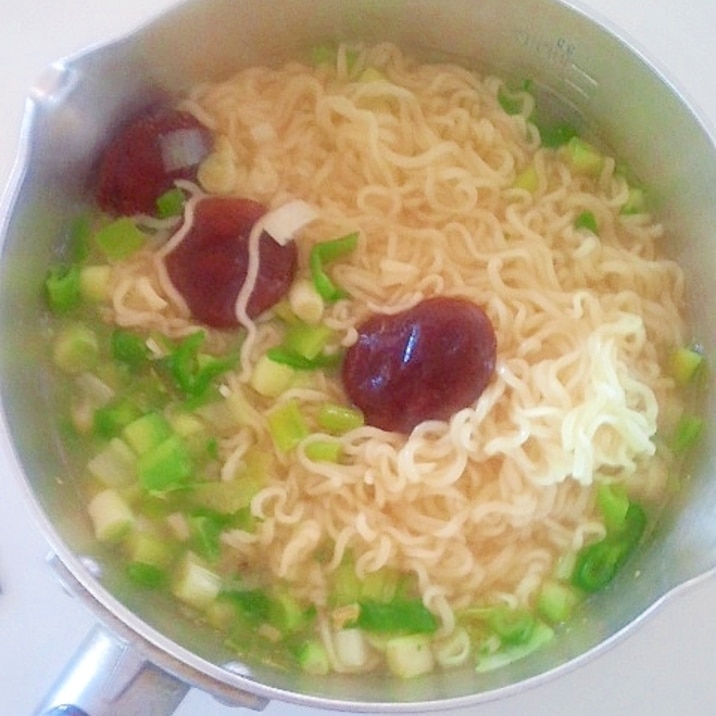 ねぎと椎茸の炒め物入りインスタントラーメン